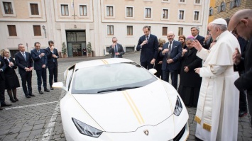 Папа Римский продает свой Lamborghini