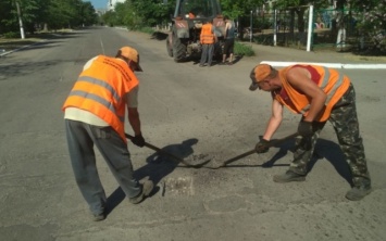 В одном из райцентров Херсонщины к празднику ремонтируют дороги