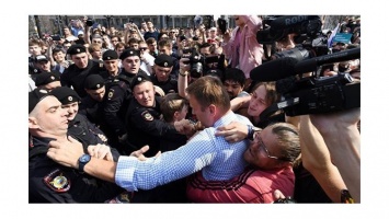 В центре Москвы проходит несогласованный митинг, есть задержанные