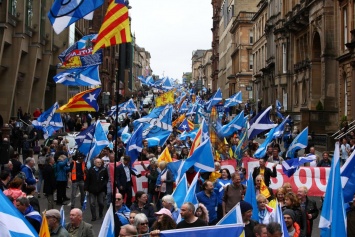 Масштабное шествие в Глазго: тысячи шотландцев вышли на улицы требовать независимости