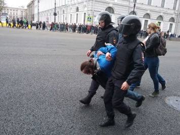 В России на акциях "Он нам не царь" задержано более 1600 человек