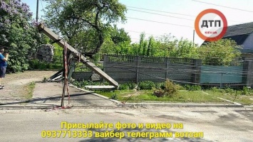 Под Киевом водитель, который врезался в столб, оставил целое село без света