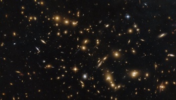 "Хаббл" сфотографировал одно из самых далеких скоплений галактик