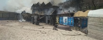 В сгоревшем одесском "Песке" взрывались бутылки с алкоголем: названа версия пожара, - ФОТО