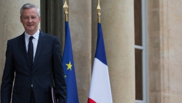 Франция требует извинений Трампа за слова о теракте в Париже