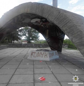 В Днепре неизвестные повредили монумент «Безымянная высота»