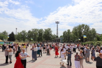 В Херсоне участники и дети войны во время "Вальса Победы" установили новый рекорд Украины