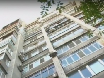 Запорожцы прокладывают в подъезде доски, чтобы попасть в свои квартиры (Видео)