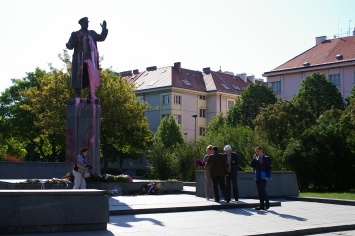 В Праге облит розовой краской памятник маршалу Ивану Коневу