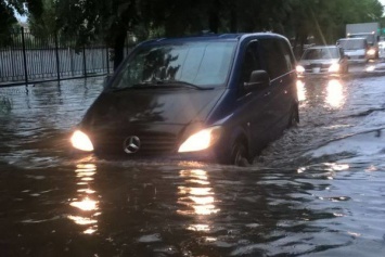 В Черкассах - наводнение после ливня. В ловушке оказались 10 автомобилей и маршрутка