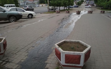 В центре Запорожья по проспекту текут нечистоты (ФОТО, ВИДЕО)