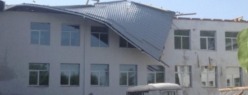 На Сумщине ветер сорвал крышу со школы, которую отремонтировали в прошлом году