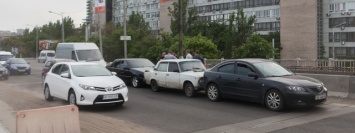 На Новом мосту столкнулось четыре легковых автомобиля