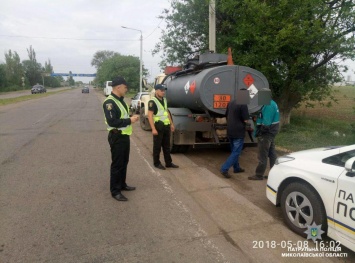 На Николаевщине патрульные обнаружили топливозаправщик с поддельным номером кузова