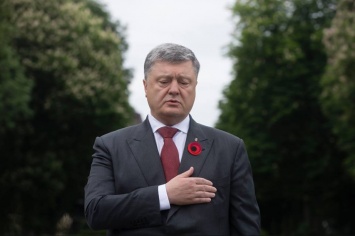 Порошенко возложил цветы к Могиле Неизвестного Солдата и заявил, что украинский солдат победил нацизм