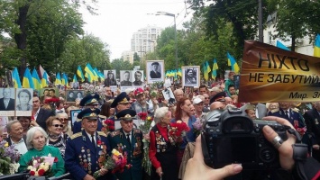 В центре Киева люди вышли с портетами фронтовиков