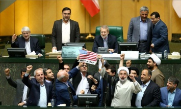 В парламенте Ирана сожгли флаг США и копию договора по ядерной программе
