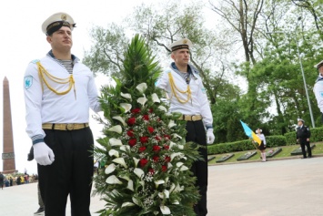 Одесса отмечает День Победы: возложение цветов на Аллее Славы. Фото