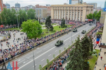 В Донецке День Победы отметили масштабным парадом
