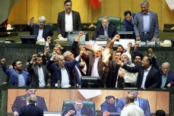 В иранском парламенте под крики "Смерть Америке!" сожгли флаг США