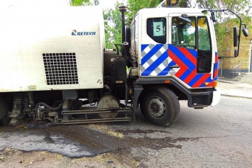 Новый провал в Днепре: грузовик коммунальщиков застрял в асфальте