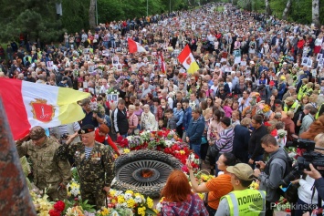 «Пробки» у памятника, советские флаги и «батлы» активистов: как в Одессе отметили День победы. Фоторепортаж