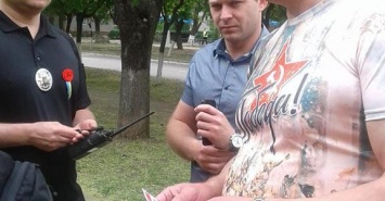 Полиция задержала мариупольца в футболке с советской символикой, - ФОТО, ВИДЕО