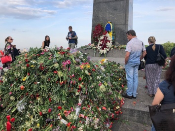 Появились фото огромного количества цветов у Вечного огня в Киеве