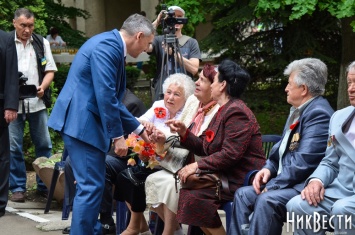 Сенкевич провел во дворе мэрии Николаева встречу с ветеранами