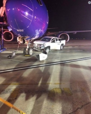 Southwest вновь не везет - в самолет авиакомпании врезался автомобиль (фото)