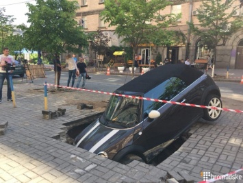 В Киеве автомобиль провалился в яму, которая образовалась из-за прорыва трубы