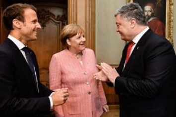 Порошенко рассказал, о чем договорился с Макроном и Меркель