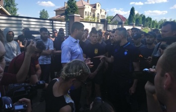 Скандал вокруг "Интера": в столкновениях с полицией пострадали активисты "Нацкорпусу" и журналист