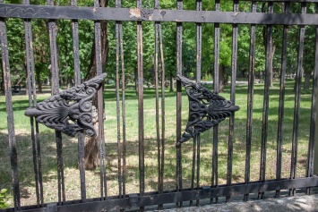 Днепряне стали свидетелями демонтажа ограды в парке Шевченко