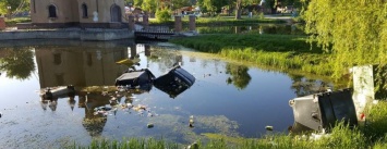 Быдло снова скинуло мусорные баки в озеро детского парка «Сказка» в Сумах