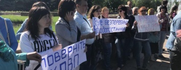 "Вилкул, где обещанная качественная питьевая вода?": криворожане митинговали под стенами горисполкома, - ФОТО