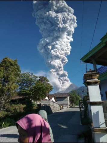 На острове Ява вулкан выкинул столб пепла высотой 5 км, людей эвакуируют. Фото