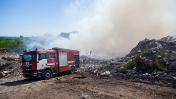 В Днепре на проспекте Труда горит мусорная свалка