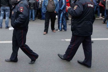 В России пьяные полицейские устроили дуэль и тяжело ранили прохожего