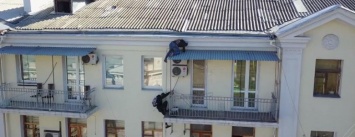В центре Харькова два руфера спустились по балконам с пятиэтажного здания (ВИДЕО)