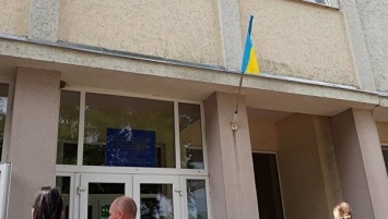 Перед приездом Гройсмана в Ужгороде со школы сняли венгерский флаг