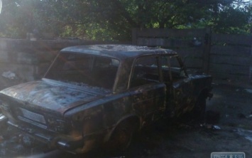 В Татарбунарах пылающий автомобиль едва не сжег дом