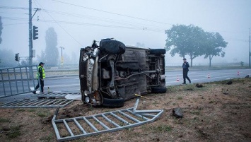 Смертельное ДТП в Днепре: автомобиль снес забор и перевернулся, один погибший (ФОТО, ВИДЕО)
