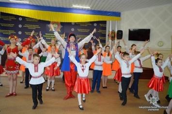 Школьники и Лиговцы поздравили полицейских Краматорска с Днем Вышиванки