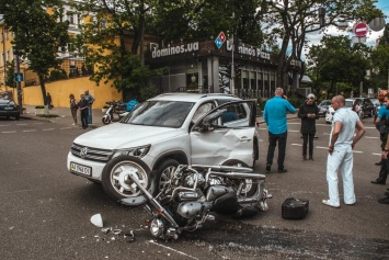 В Киеве на бульваре Шевченко мотоциклист разбился о джип