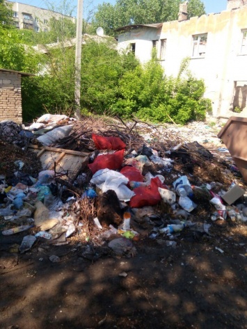 Жители Луганска жалуются на мусорную свалку возле 8 больницы
