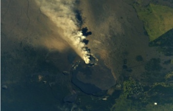 Появились фото и видео, как на Гавайях вулкан Килауэа выбросил первый пепел на высоту 9 км
