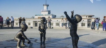 Стало известно, когда восстановят памятник малышам с корабликами на Почтовой площади