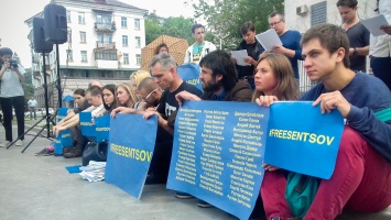 У посольства России в Киеве прошла акция в поддержку Сенцова