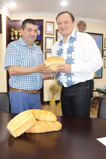 Главе Запорожской области устроил в кабинете фотосессию с хлебом